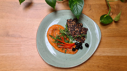 Crackers, geblakerde paprika en witte bonen spread